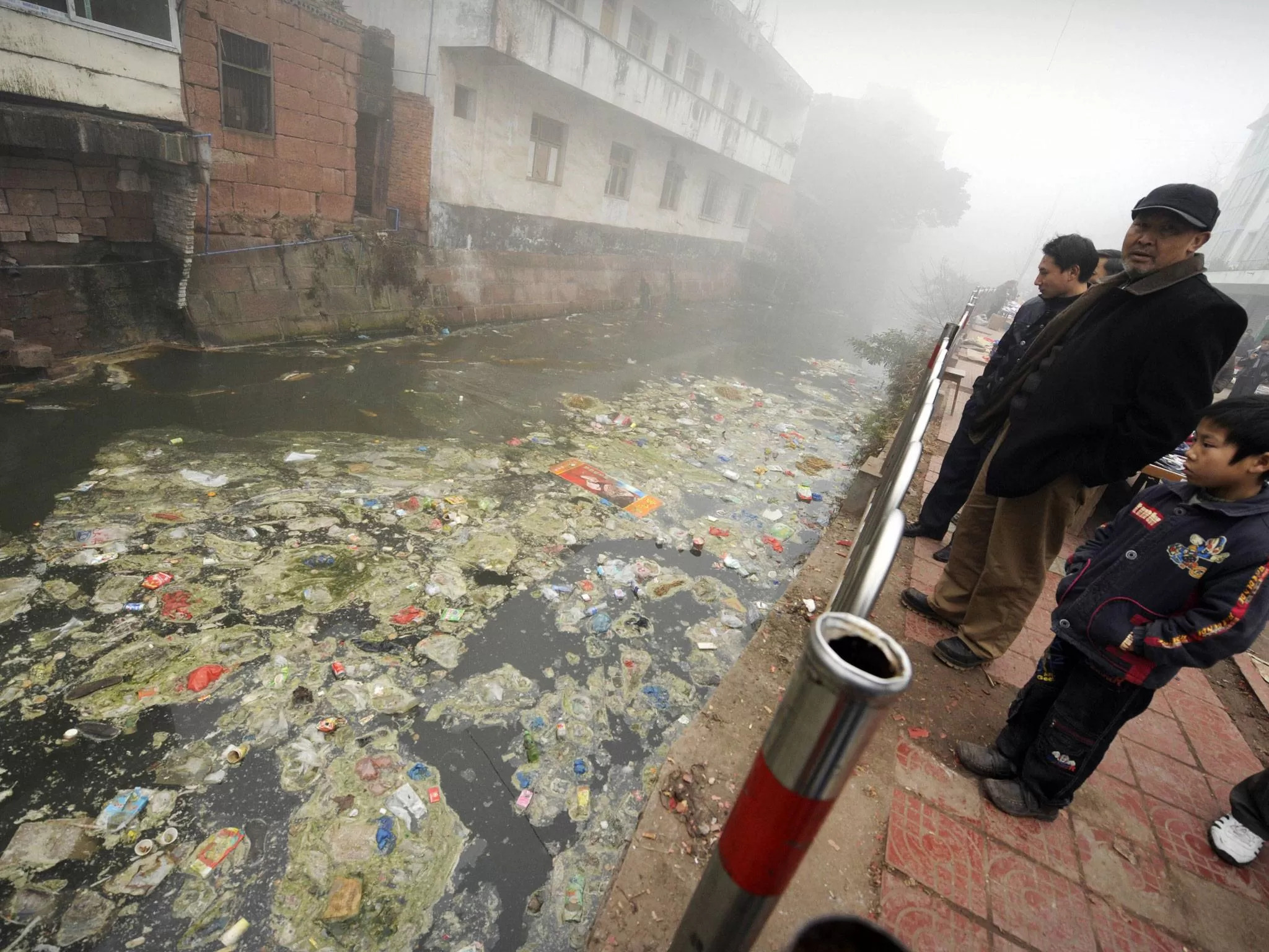 Основные экологические проблемы китая. Янцзы грязная река. Загрязненная река Янцзы. Загрязнение окружающей среды в Китае. Сычуань Китай загрязнение.